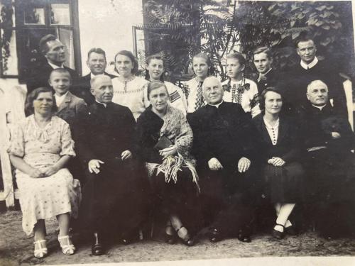 Родина о. Романа Матвіяса з священиками 30-ті роки